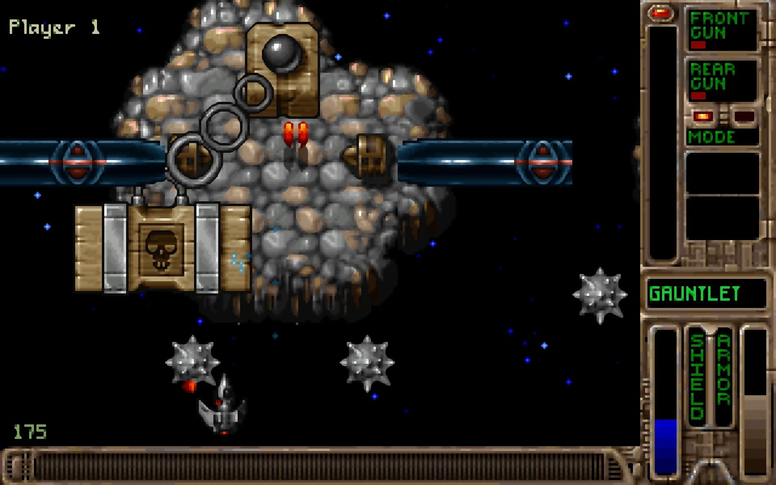 Captura de pantalla de Tyrian 2000 con una nave espacial atacando enemigos con pinchos en el espacio y HUD con armas y escudos