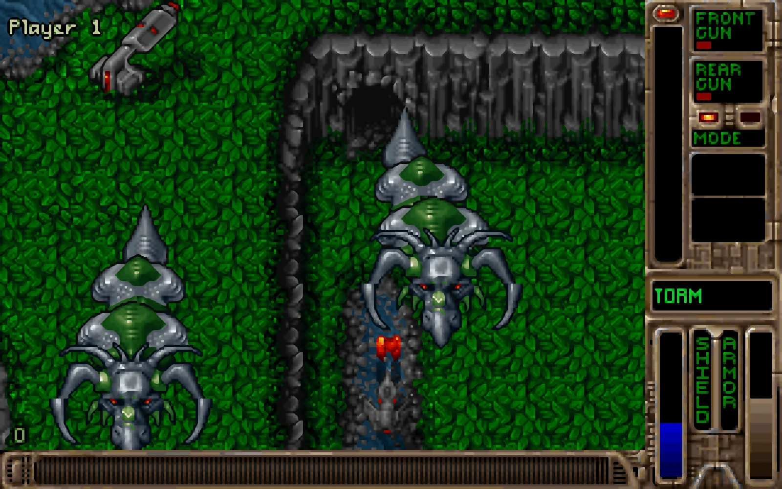 Vista superior de la jugabilidad de Tyrian 2000 mostrando nave entre enemigos insectoides verdes y HUD del juego