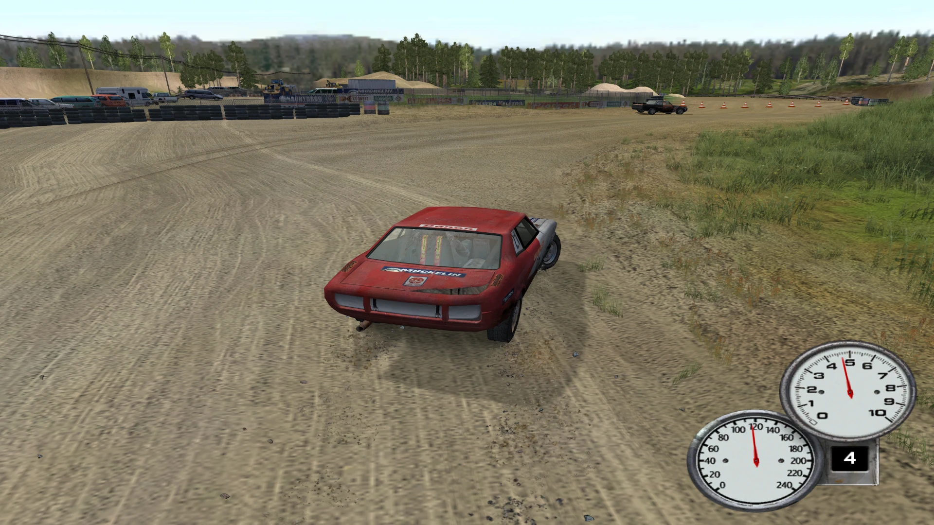 Czerwony samochód driftuje na torze ziemnym z prędkością i obrotami w FlatOut Bugbear Retro Demo 2002