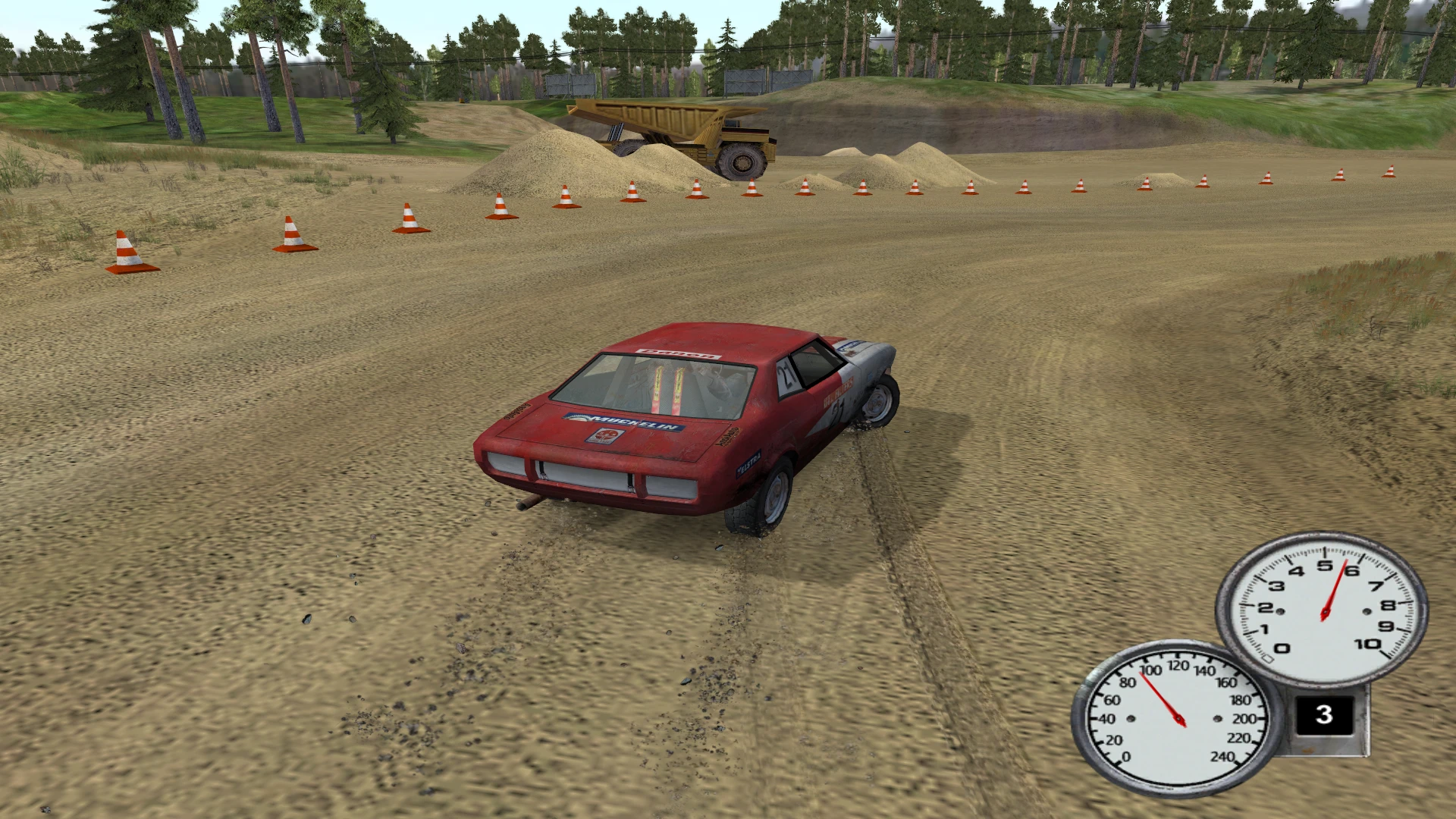 Czerwony samochód rajdowy driftuje na torze szutrowym z widocznymi pachołkami i wskaźnikami prędkości w demo Bugbear Retro 2002