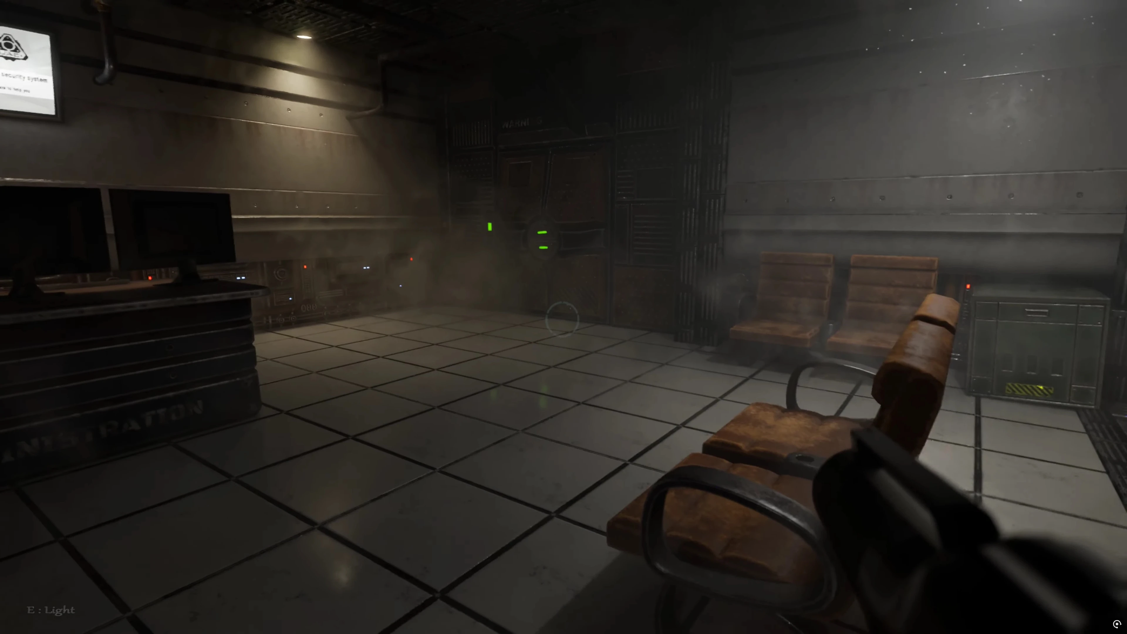 Widok słabo oświetlonego korytarza biurowego w fanowskim remake'u DOOM 3 z pustymi zużytymi fotelami i zamkniętymi metalowymi drzwiami