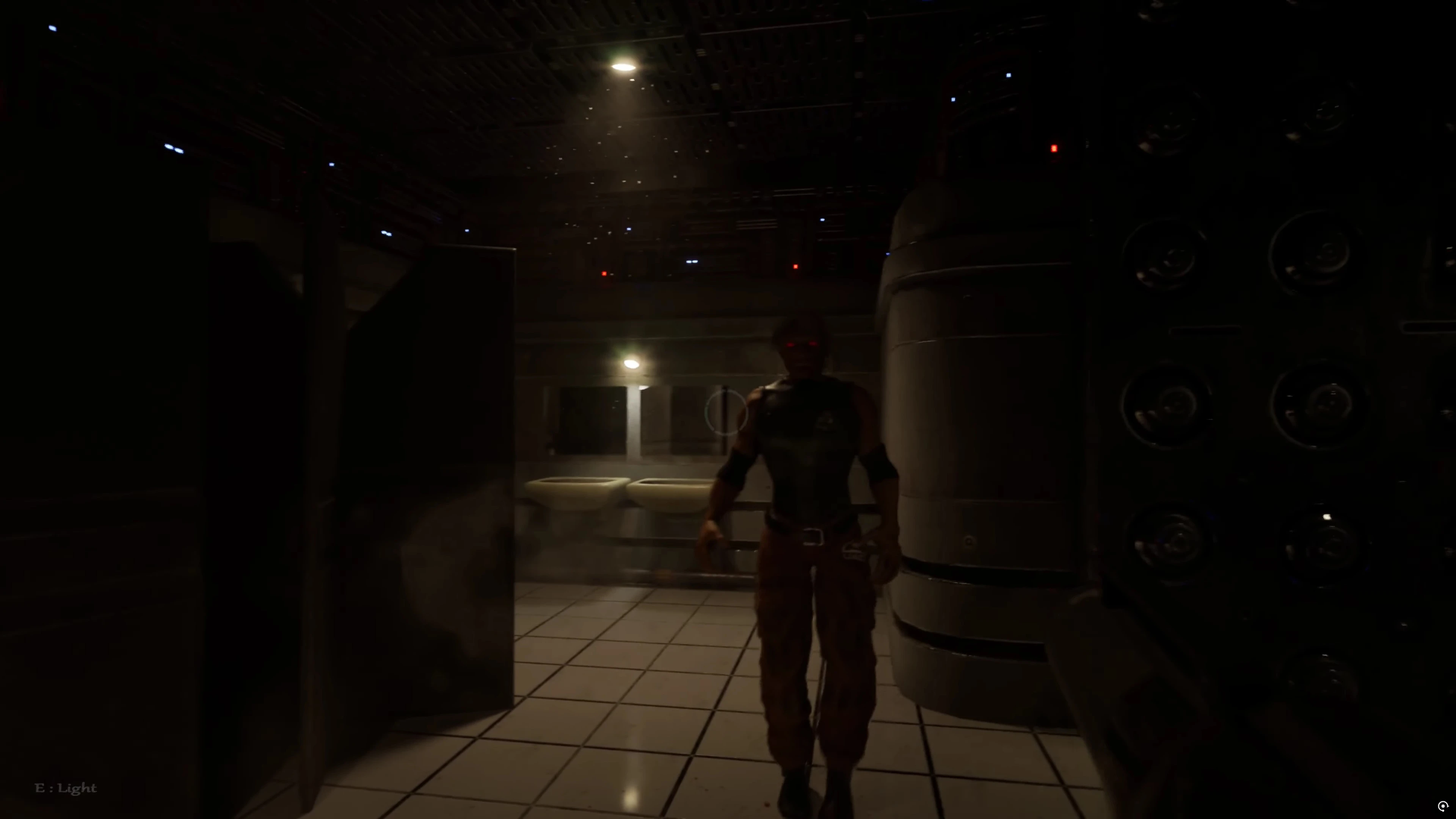 W fanowskim remake Doom 3 postać z świecącymi oczami stoi w słabo oświetlonej łazience z umywalkami i sprzętem przemysłowym