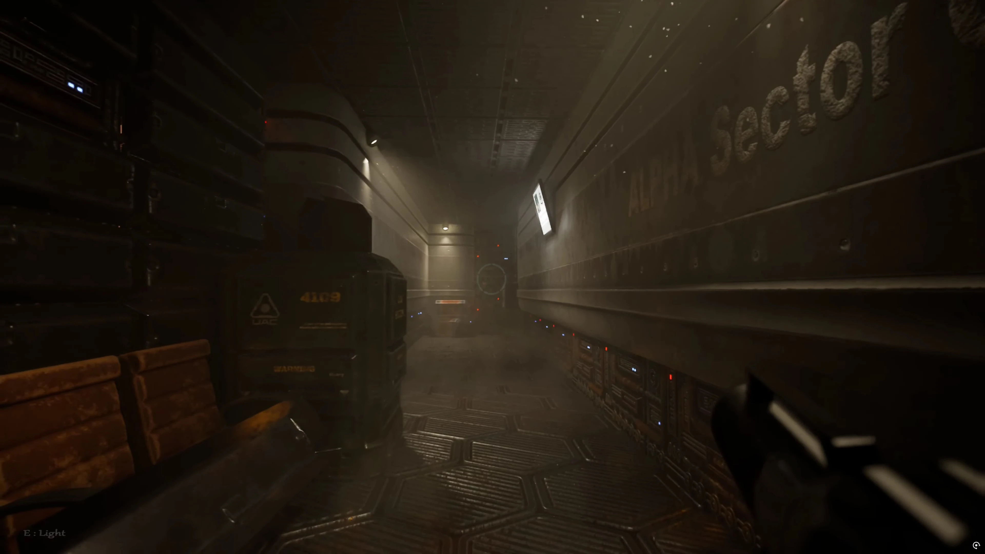 Ciemny metalowy korytarz oznaczony jako sektor Alfa oświetlony przyciemnionym światłem w fanowskim remakeu Doom 3