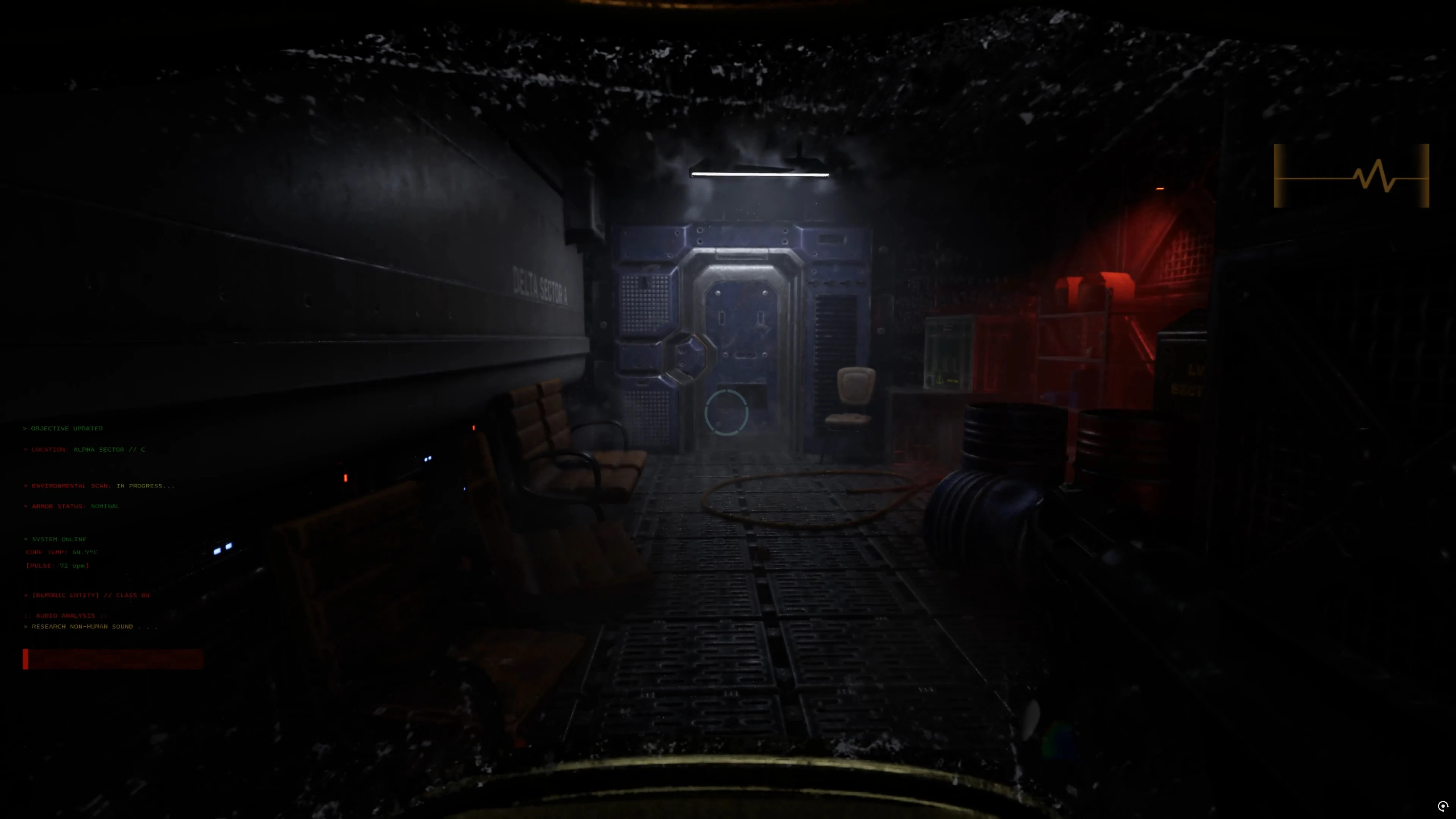 Widok słabo oświetlonego przemysłowego korytarza z krzesłami, beczkami i metalowymi drzwiami w fanowskim remake'u Doom 3
