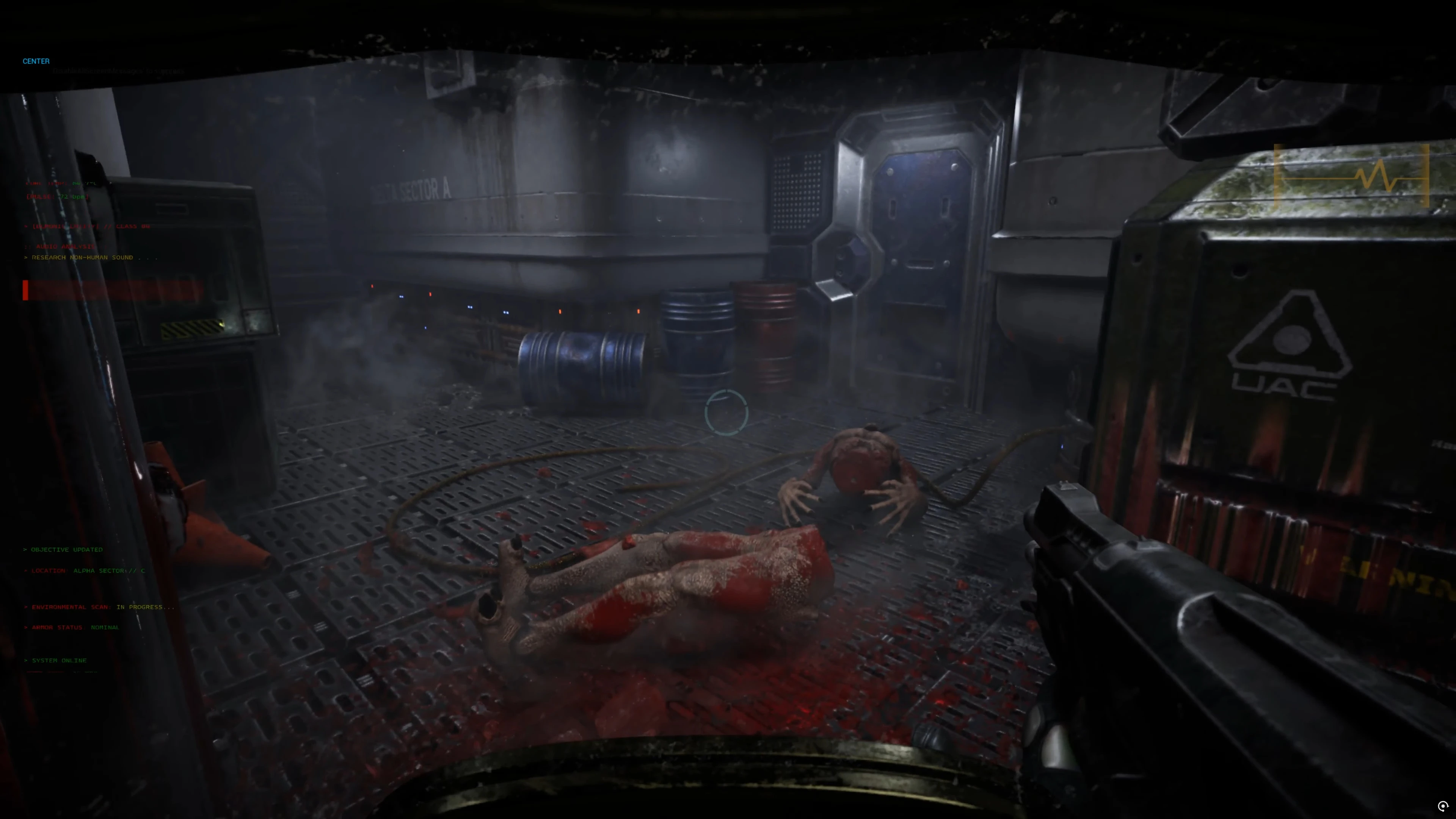 Widok z perspektywy pierwszej osoby w fanowskim remaku Doom 3 ukazujący zakrwawioną istotę obcą na metalowej podłodze z beczkami i stalowymi drzwiami