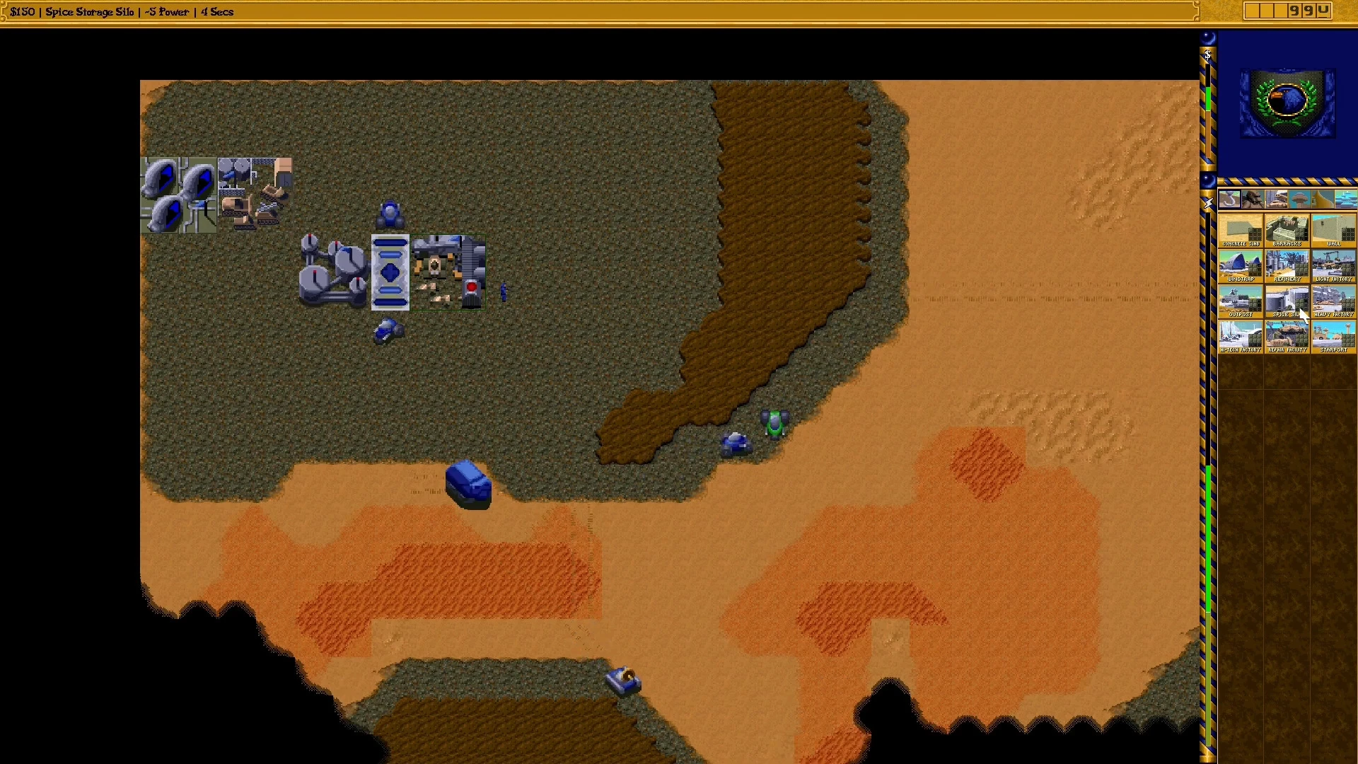 Draufsicht auf eine Wüstenbasis mit Fahrzeugen und Gebäuden im Dune II-Fanspiel The Maker