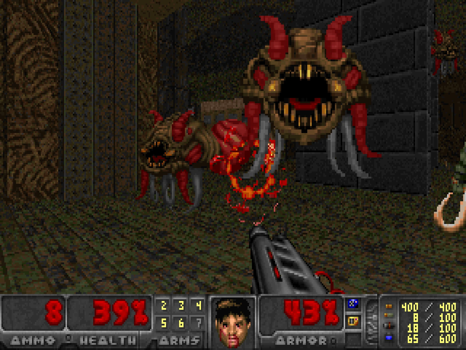 Erste-Person-Perspektive beim Schießen auf fliegende gehörnte Monster in dunkler Dungeon-Umgebung im Freedoom-Mod für Doom 1993