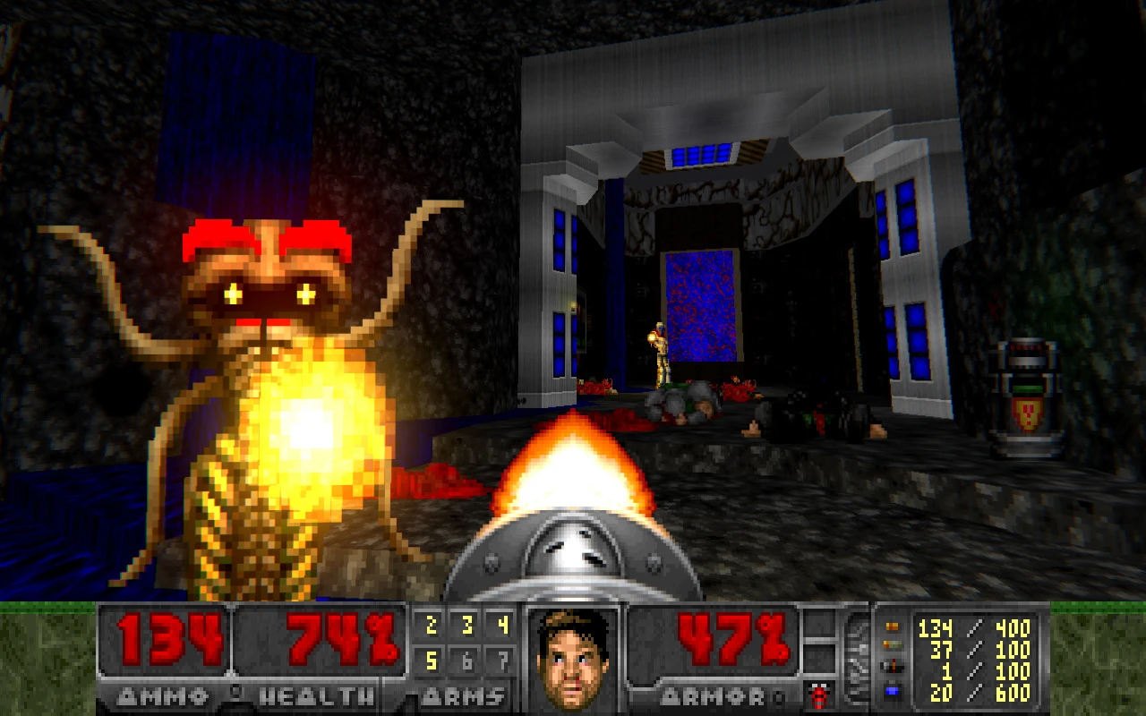 Ego-Perspektive feuert ein flammendes Projektil auf einen leuchtenden Dämon in einer dunklen, strukturierten Höhle im Freedoom-Mod