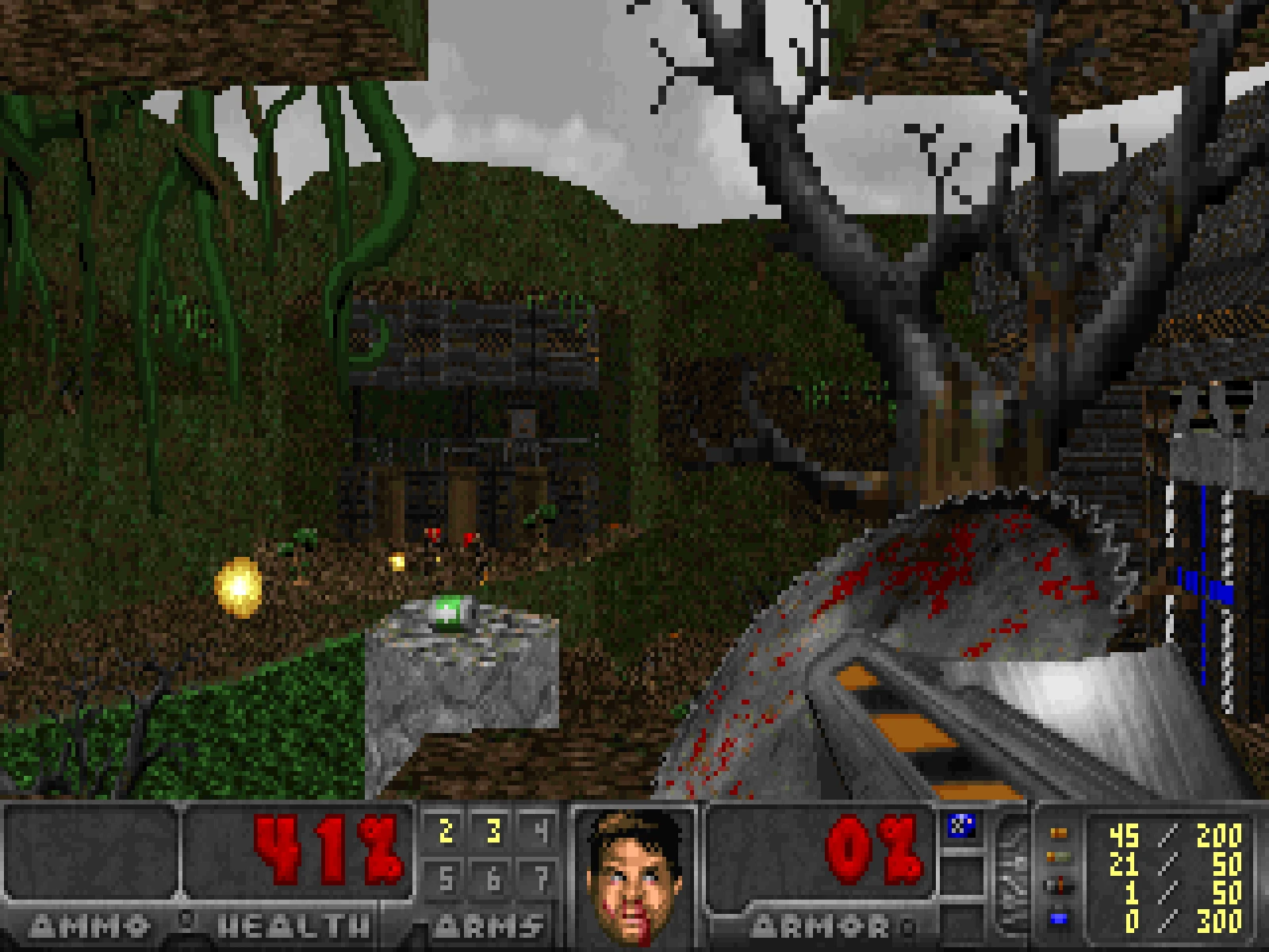 Spieler mit blutbefleckter Kettensäge in dunkler Waldumgebung mit Munition und Gesundheit im UI