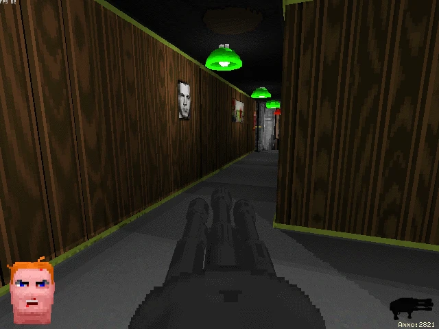 Widok z pierwszej osoby na ciemny drewniany korytarz z zielonymi lampami sufitowymi i bronią w Voxelstein 3D