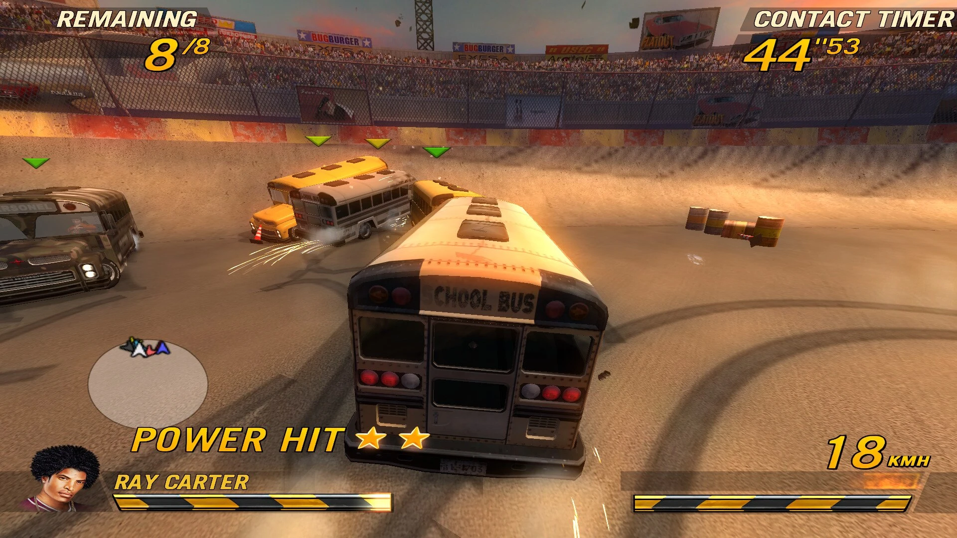 Widok z tyłu szkolnego autobusu taranującego inny autobus na arenie w FlatOut 2 z modem Alternate Textures And Extras