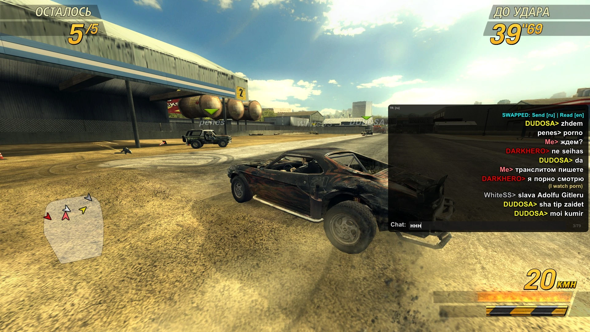 In FlatOut 2 mit BetterChat-Mod rast ein beschädigtes Sportfahrzeug auf Schotter neben Tankstelle mit Chatfenster