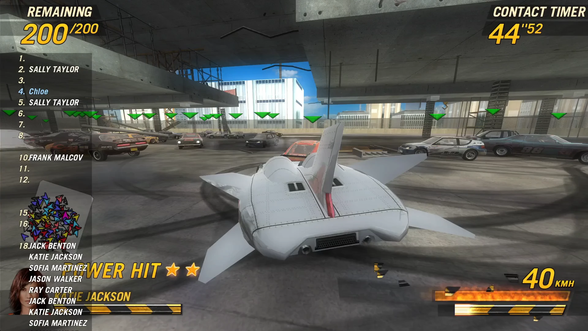 Captura de pantalla de un derby de demolición en FlatOut 2 AI Limit Adjuster con un coche blanco único con alas, rodeado de otros vehículos bajo una estructura de aparcamiento