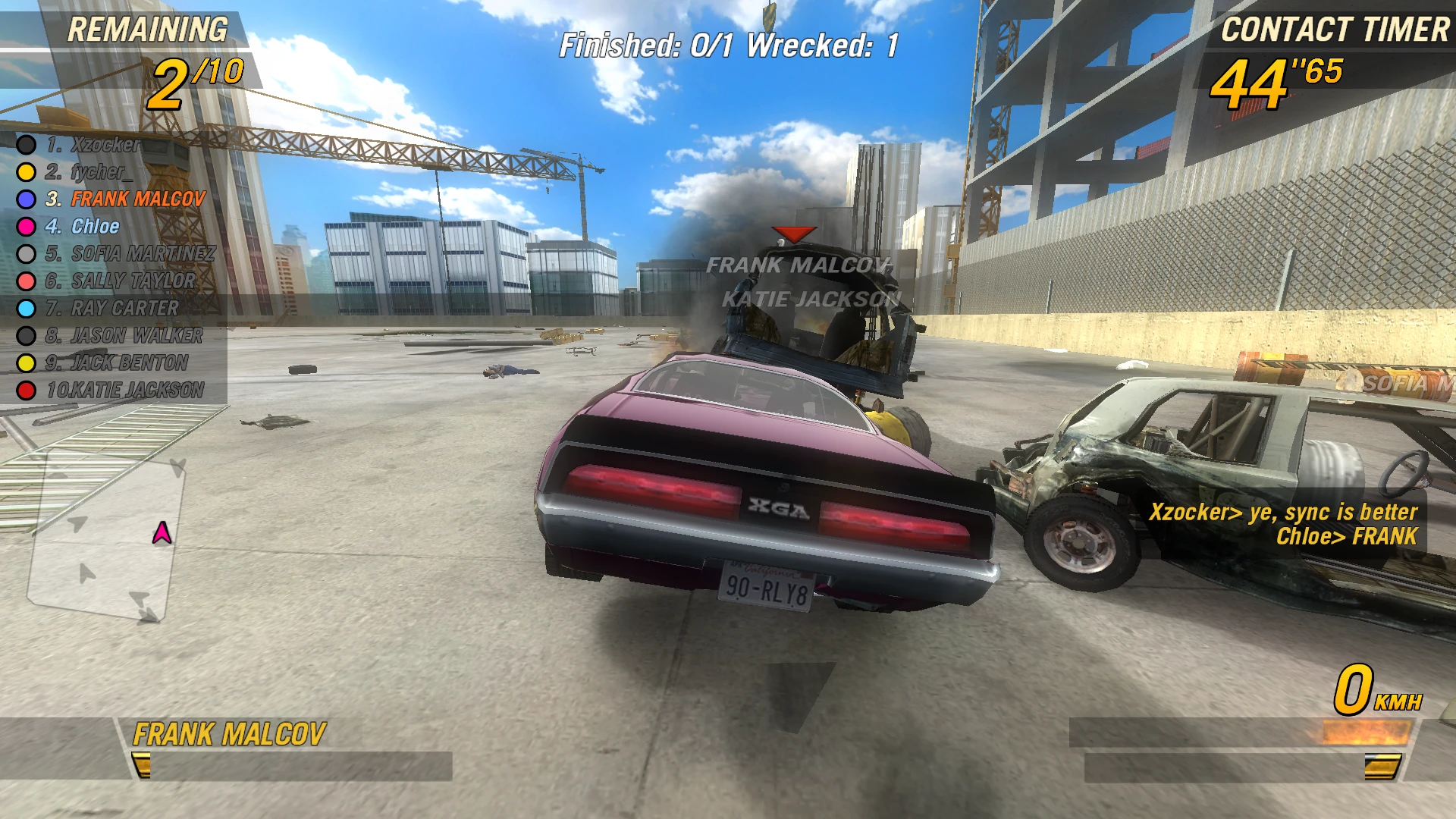 El coche del jugador colisiona con otro vehículo en modo arena en el mod FlatOut 2 Chloe Online