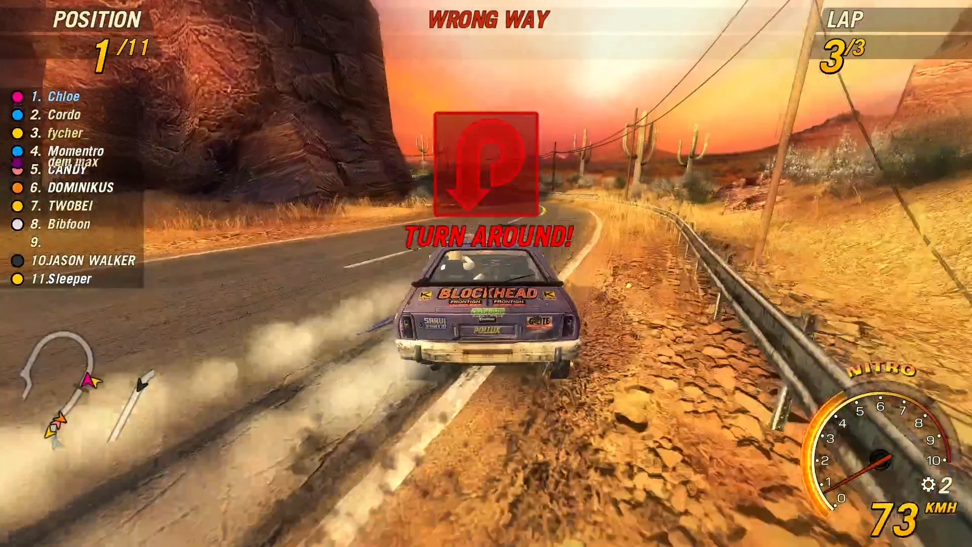 El coche del jugador en primera posición conduce en sentido equivocado en una pista desértica en el mod FlatOut 2 Chloe Online