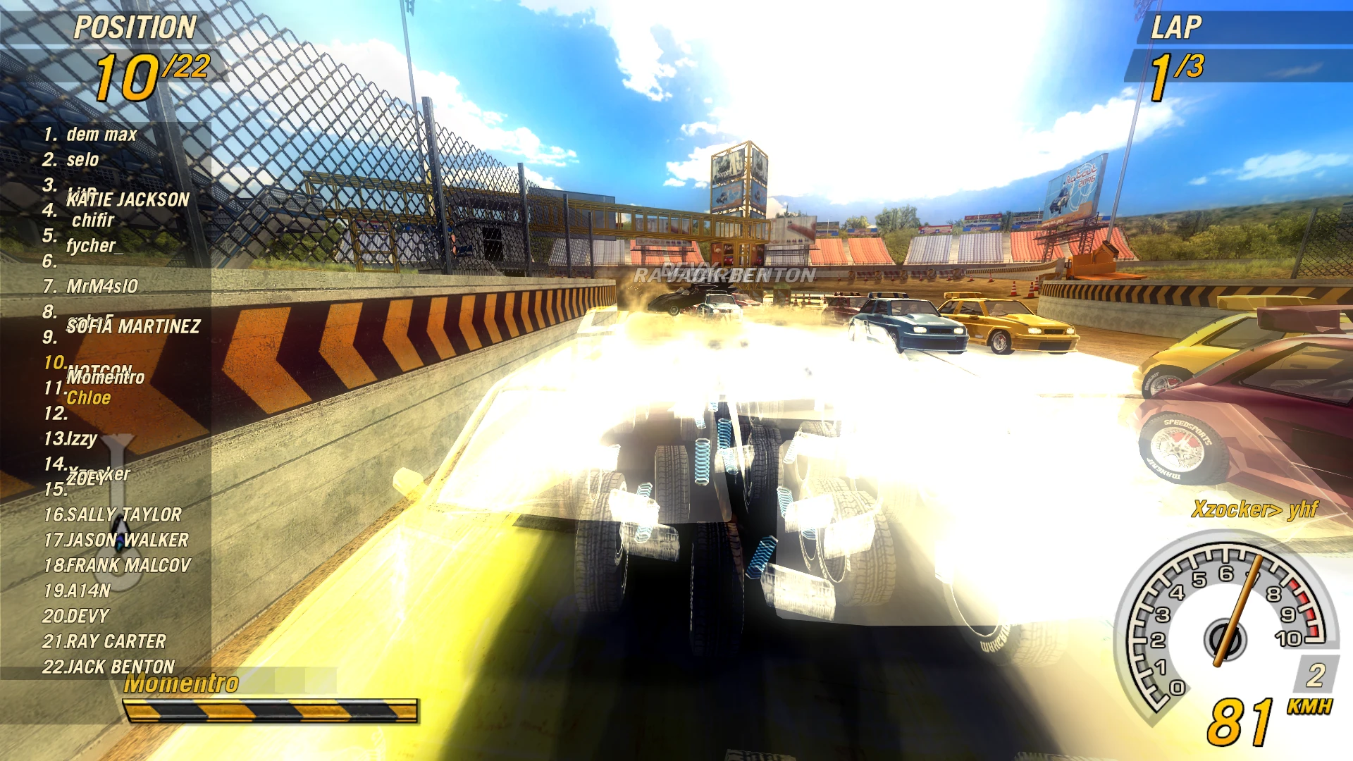 Vista desde el coche del jugador en décima posición tras un accidente en el mod FlatOut 2 Chloe Online