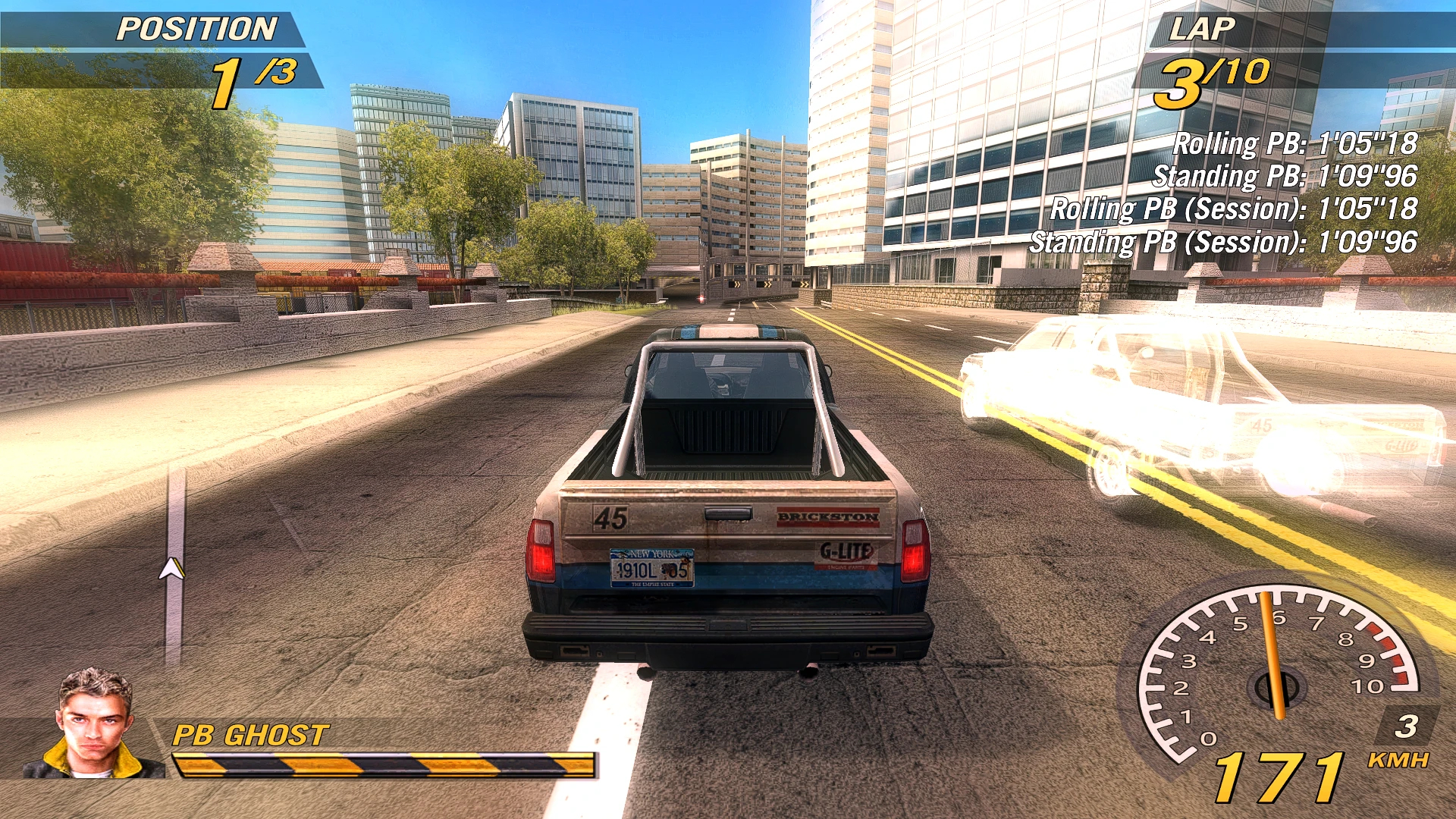 Вигляд ззаду вантажівки під час гонки FlatOut 2 з привидом на міській вулиці в режимі за часом