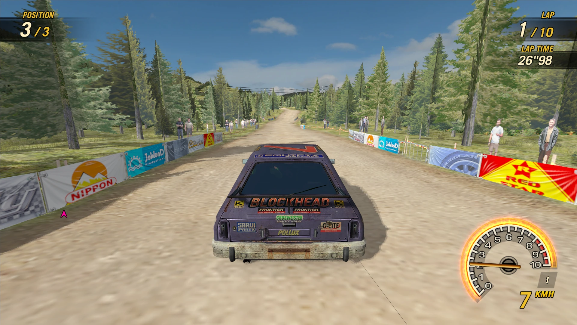 Rückansicht eines schmutzigen Rallyewagens auf einer Dirt-Strecke, umgeben von Bäumen und Zuschauern in FlatOut 2