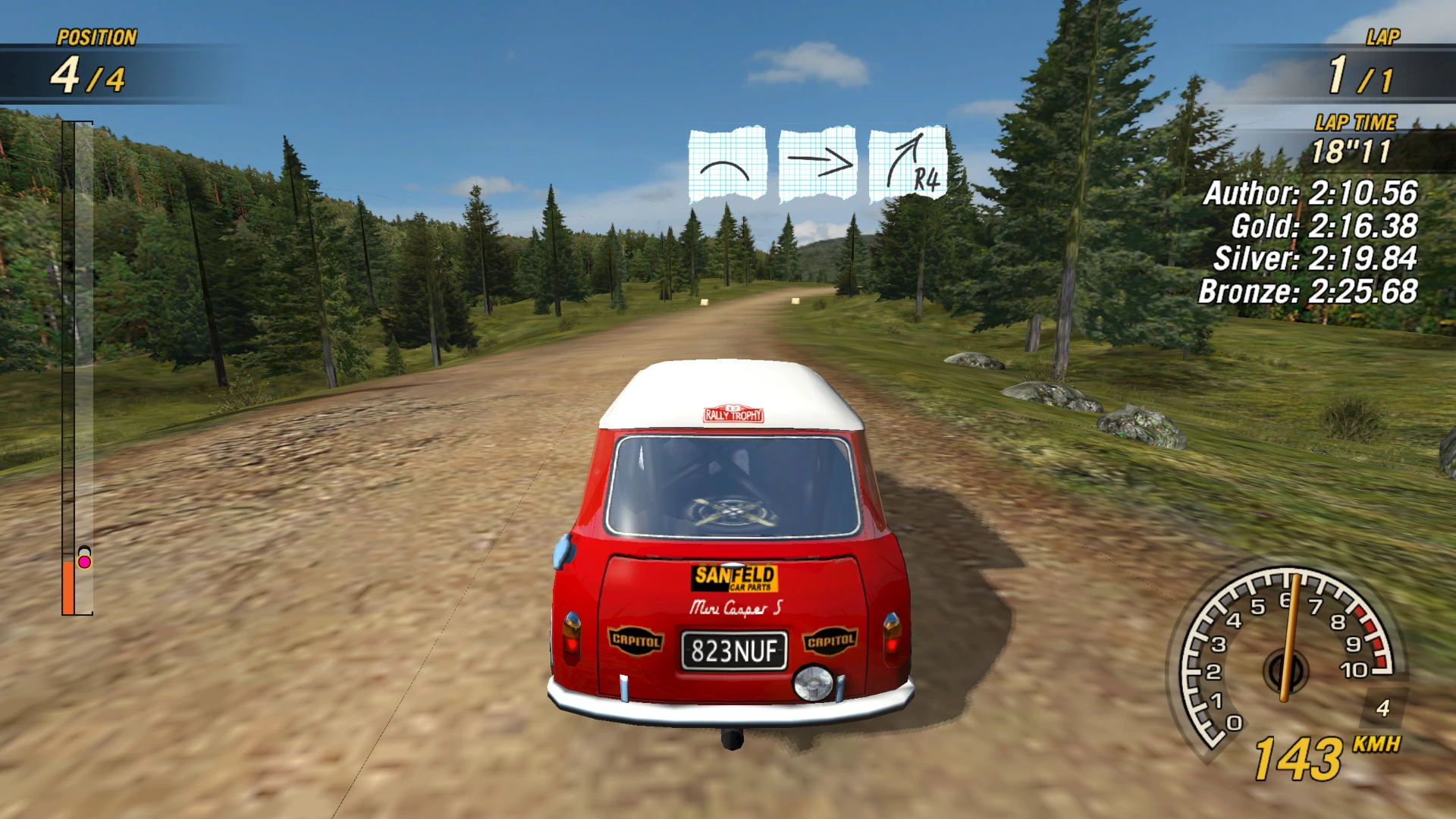 Rückansicht des Mini Cooper S auf einer Wald-Schotterstrecke in FlatOut 2 mit Tachometer und Rundenanzeige