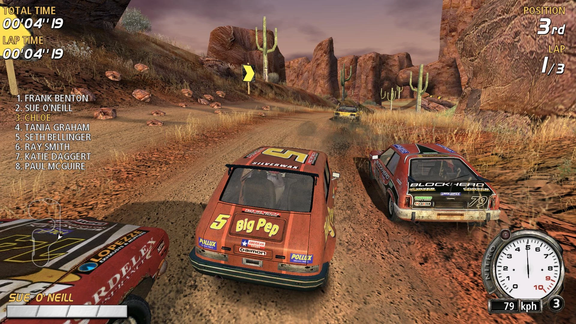 Screenshot von FlatOut 2 mit drei Autos, die auf einer staubigen Wüsten-Dirt-Strecke fahren, mit sichtbarem Geschwindigkeits- und Positions-HUD