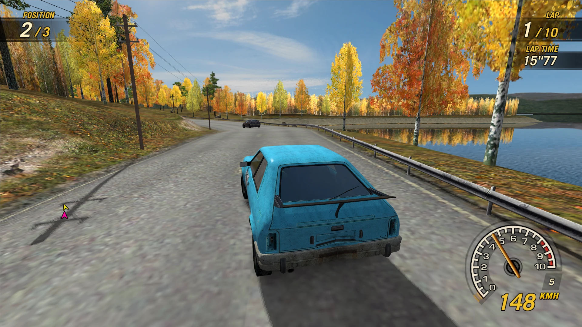 Screenshot eines blauen Autos, das auf einer kurvigen Herbststraße nahe einem See in FlatOut 2 fährt