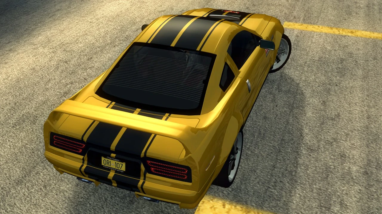 Vista aérea de un coche deportivo amarillo con rayas negras en carretera asfaltada en mod FO2 Fixed Shaders For AMD para FlatOut 2