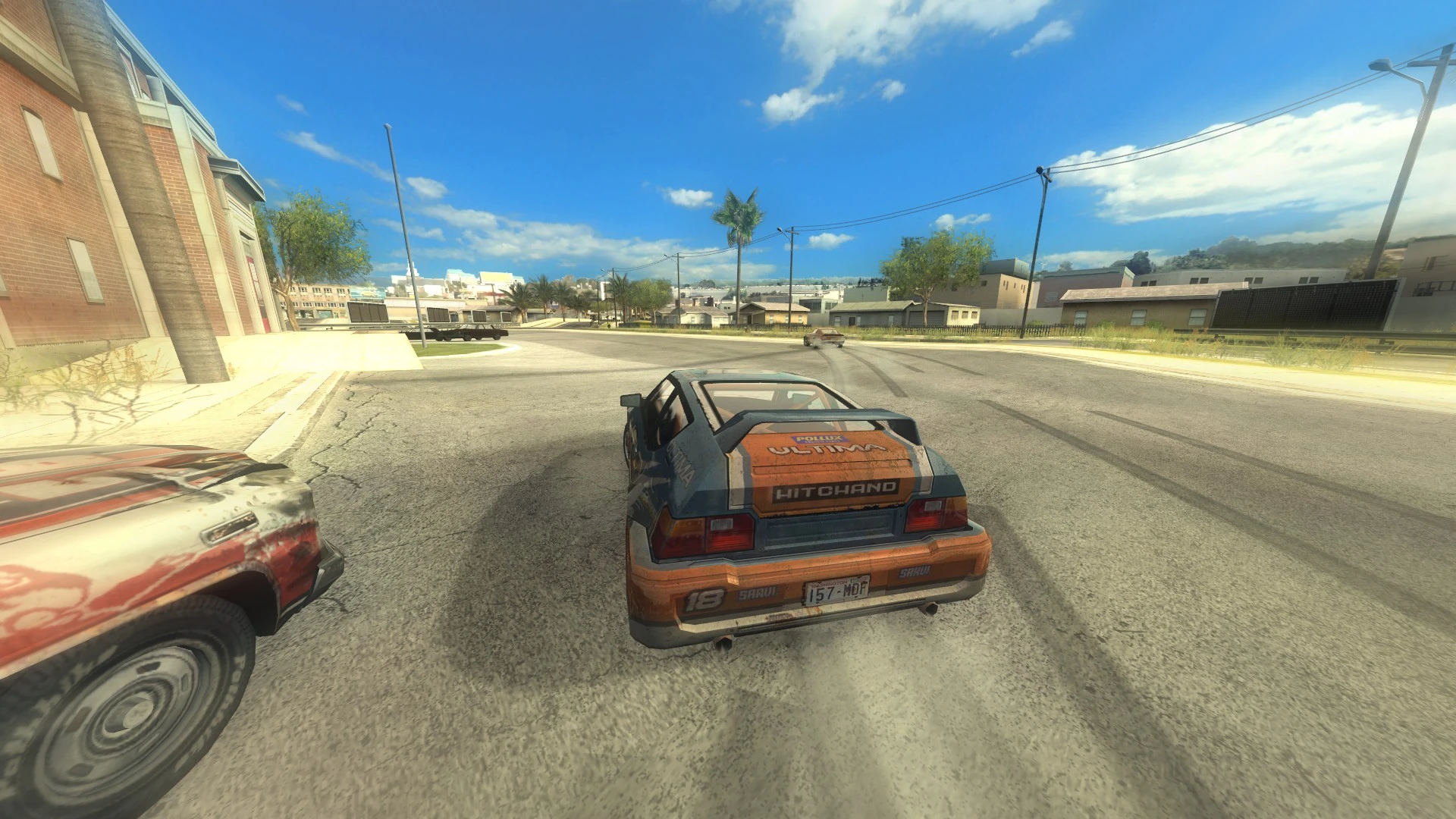 Задній вид пошкодженого оранжево-синього автомобіля на порожній вулиці без HUD