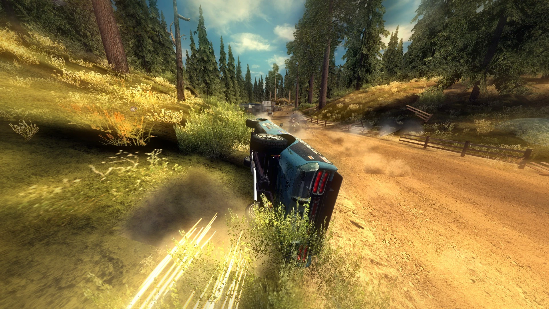 Синій автомобіль перевертається на ґрунтовій дорозі серед дерев у грі FlatOut 2 без HUD