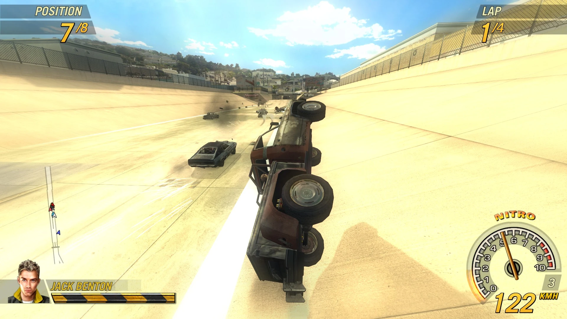 Furgoneta oxidada volcada corriendo en una pista amplia de arena con información de posición y vuelta en FlatOut 2
