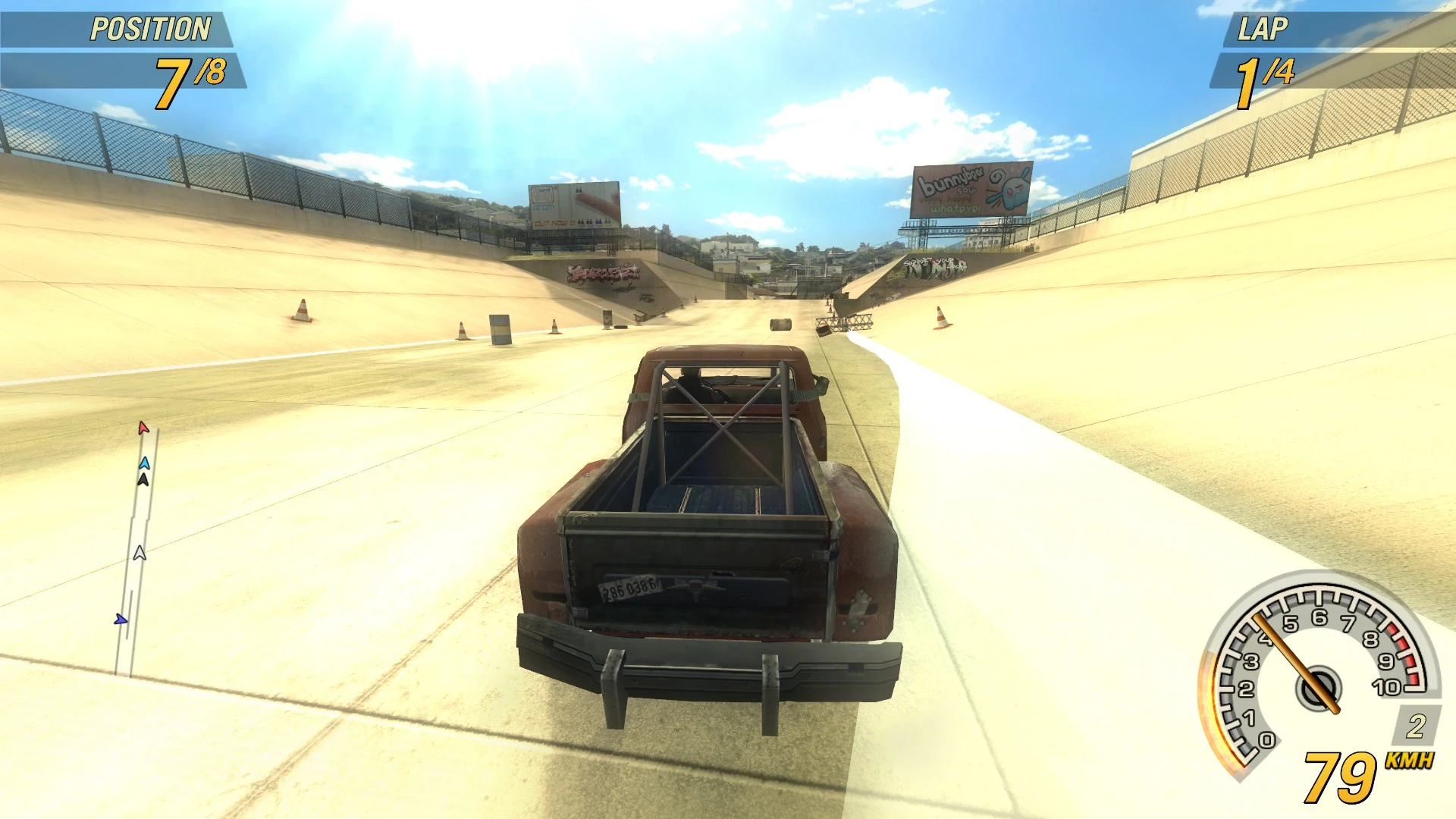 Vista trasera de un camión pickup oxidado en pista de arena brillante con HUD de posición y velocidad en mod MapZoom de FlatOut 2