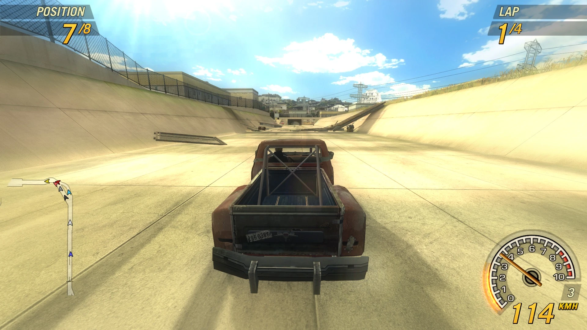 Captura de pantalla de FlatOut 2 con el mod MapZoom mostrando una pickup oxidada dentro de un canal de carreras de concreto