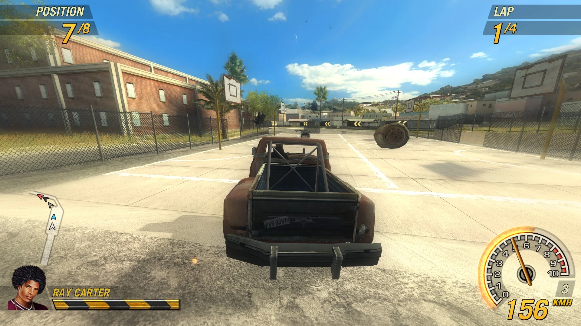 Captura de pantalla de FlatOut 2 con camión dañado acelerando en cancha con estadísticas de posición y vuelta