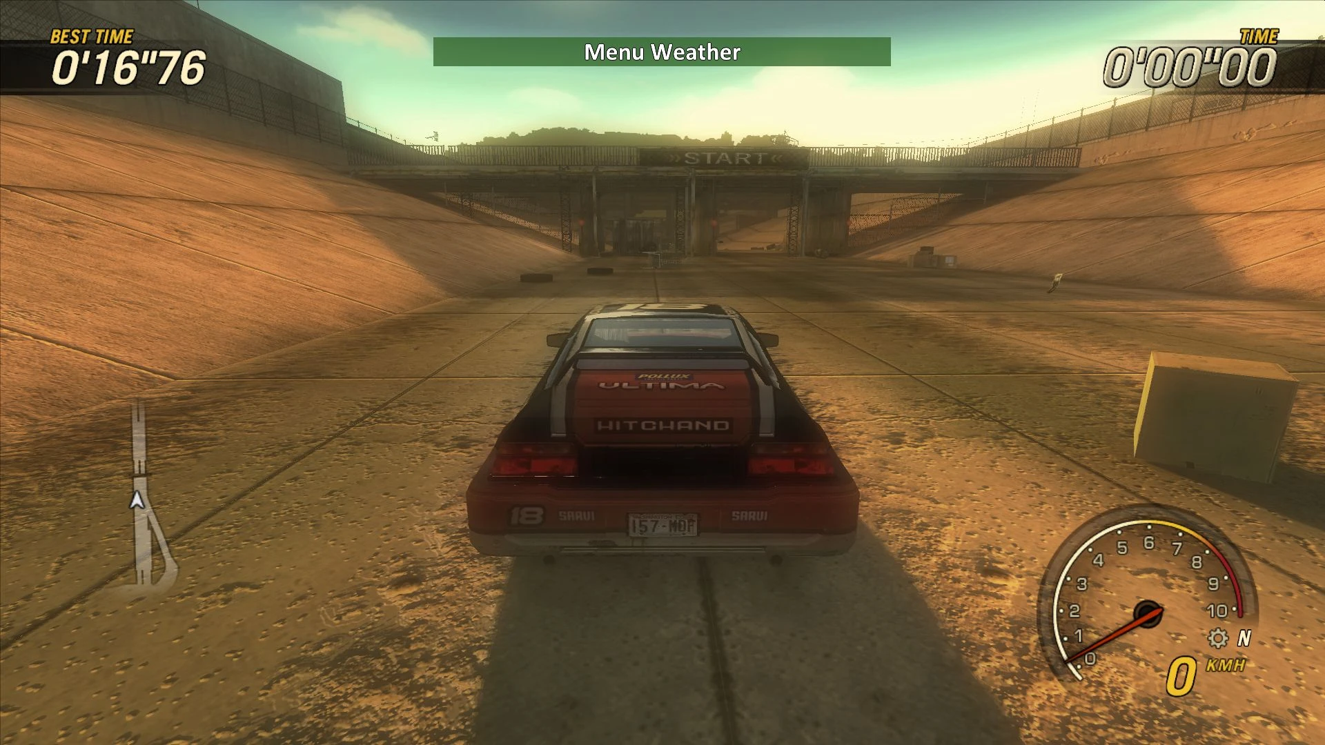 Vista trasera de un coche de carreras rojo en la línea de salida en un circuito desértico iluminado por el sol en FlatOut 2 con mod