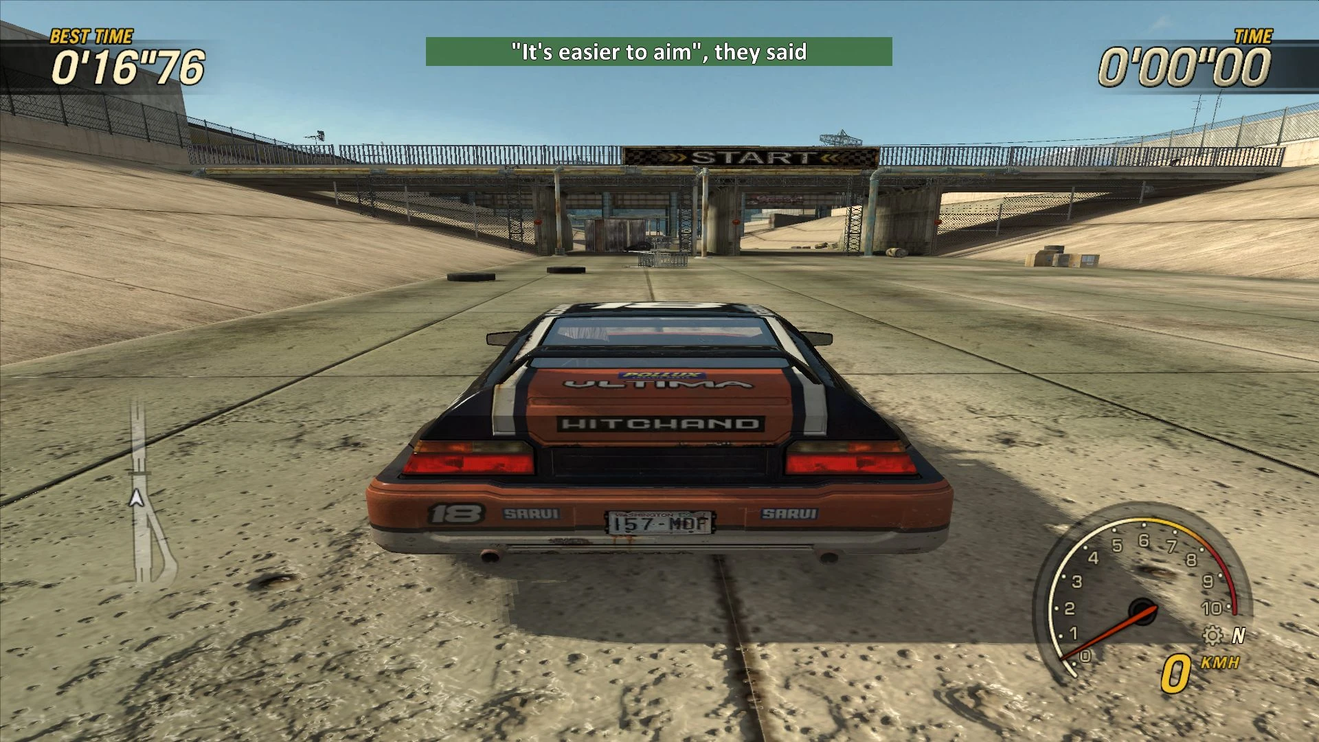 Vista trasera de un coche deportivo en la línea de salida en FlatOut 2 mostrando HUD del mod