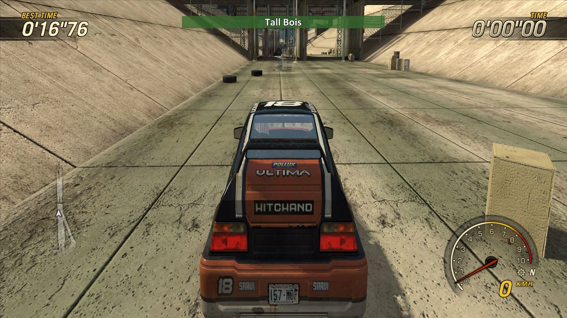 Vista trasera de un coche de carreras en FlatOut 2 conduciendo en una pendiente de concreto con HUD y temporizador