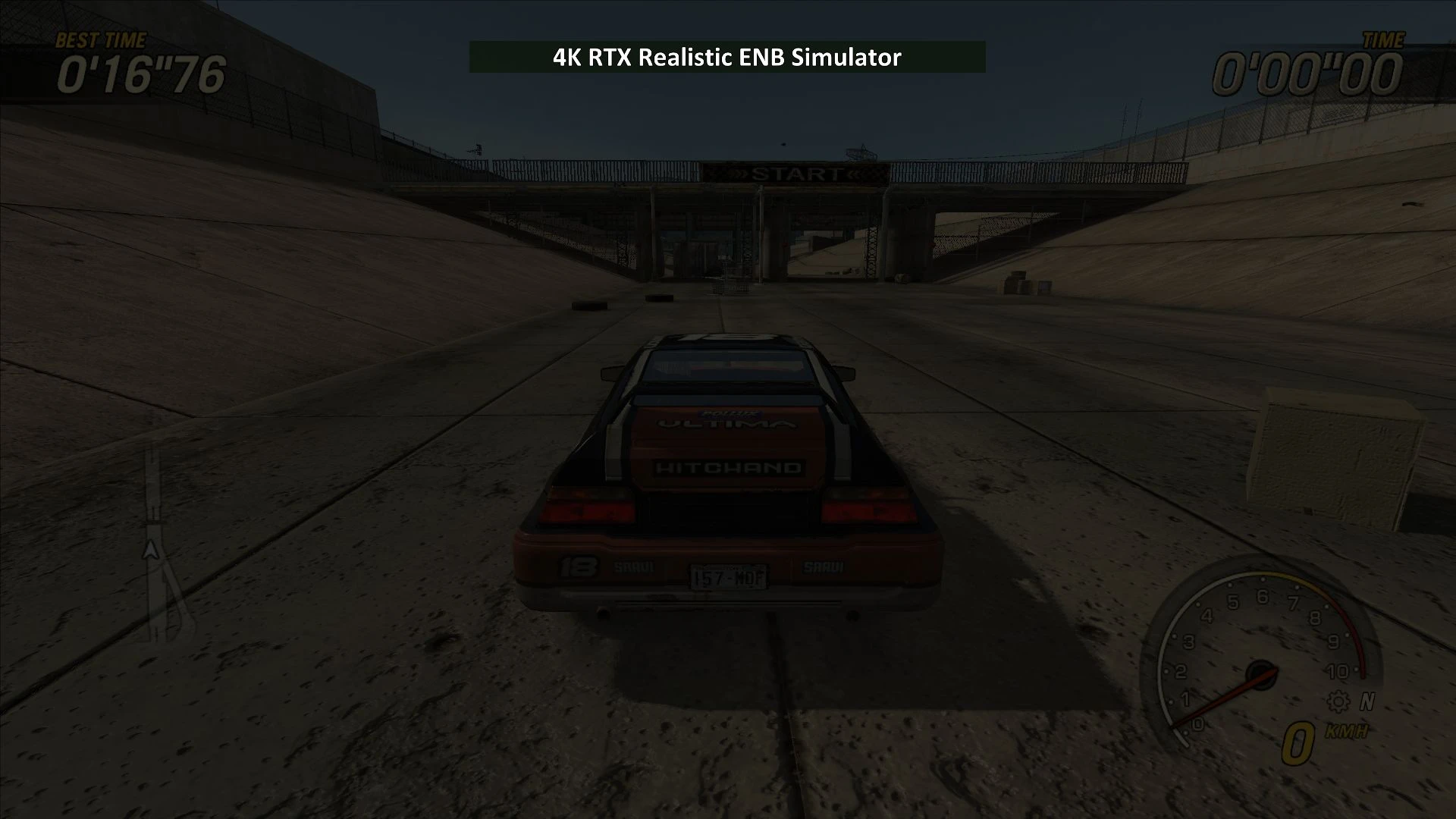 Vista trasera de un coche de carreras en la pista de salida de hormigón en FlatOut 2 con el mod 4K RTX Realistic ENB Simulator activado