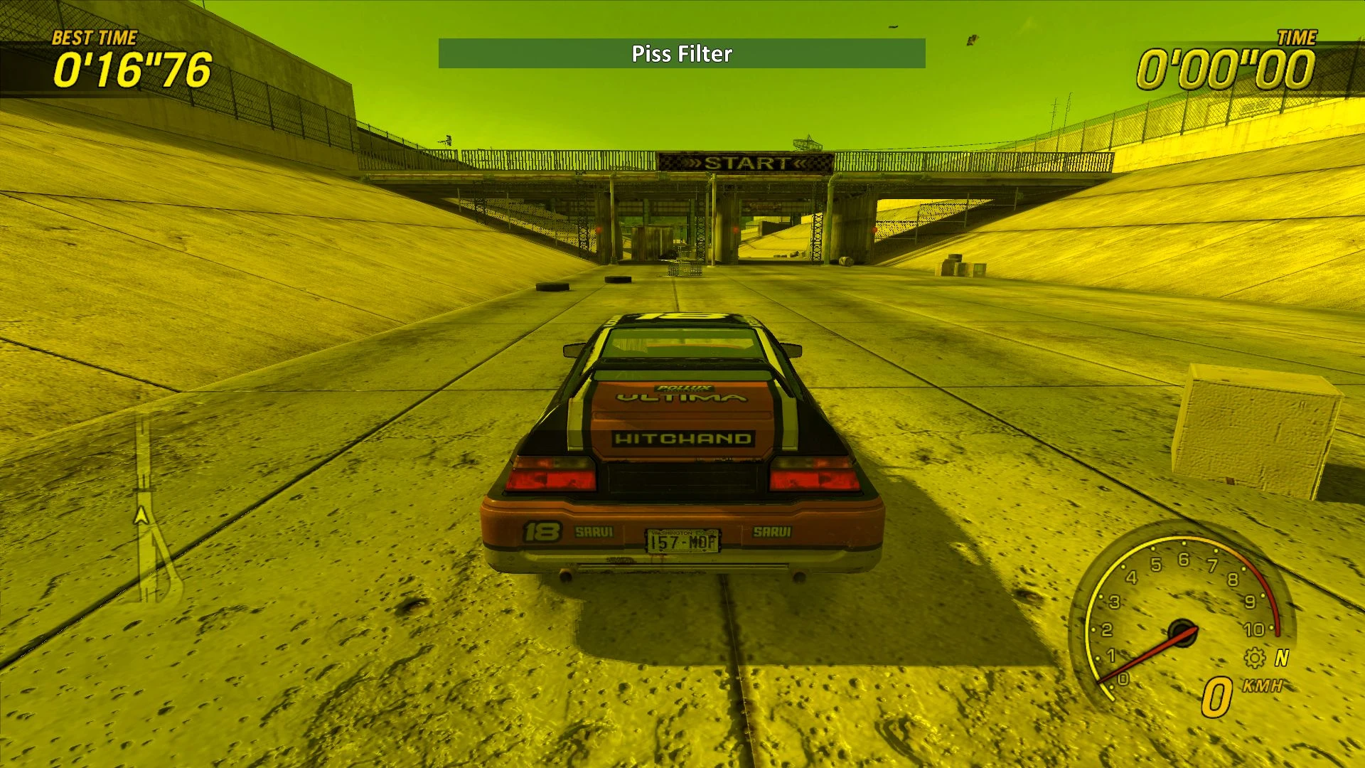 Coche de FlatOut 2 frente a la línea de salida bajo un intenso filtro amarillo del mod Chaos