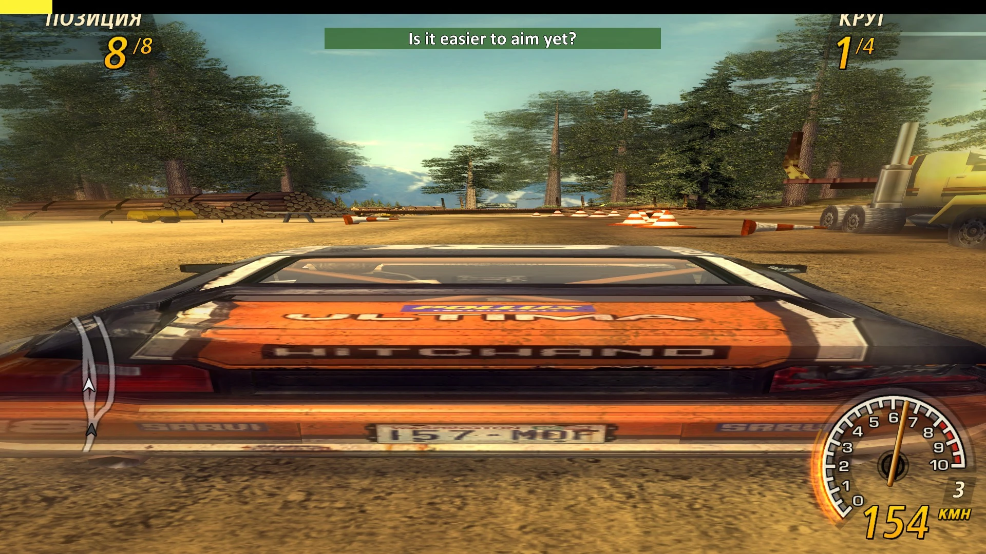 Vista trasera de un coche de carreras naranja acelerando a 154 km/h en pista de tierra en FlatOut 2 con mod Chaos