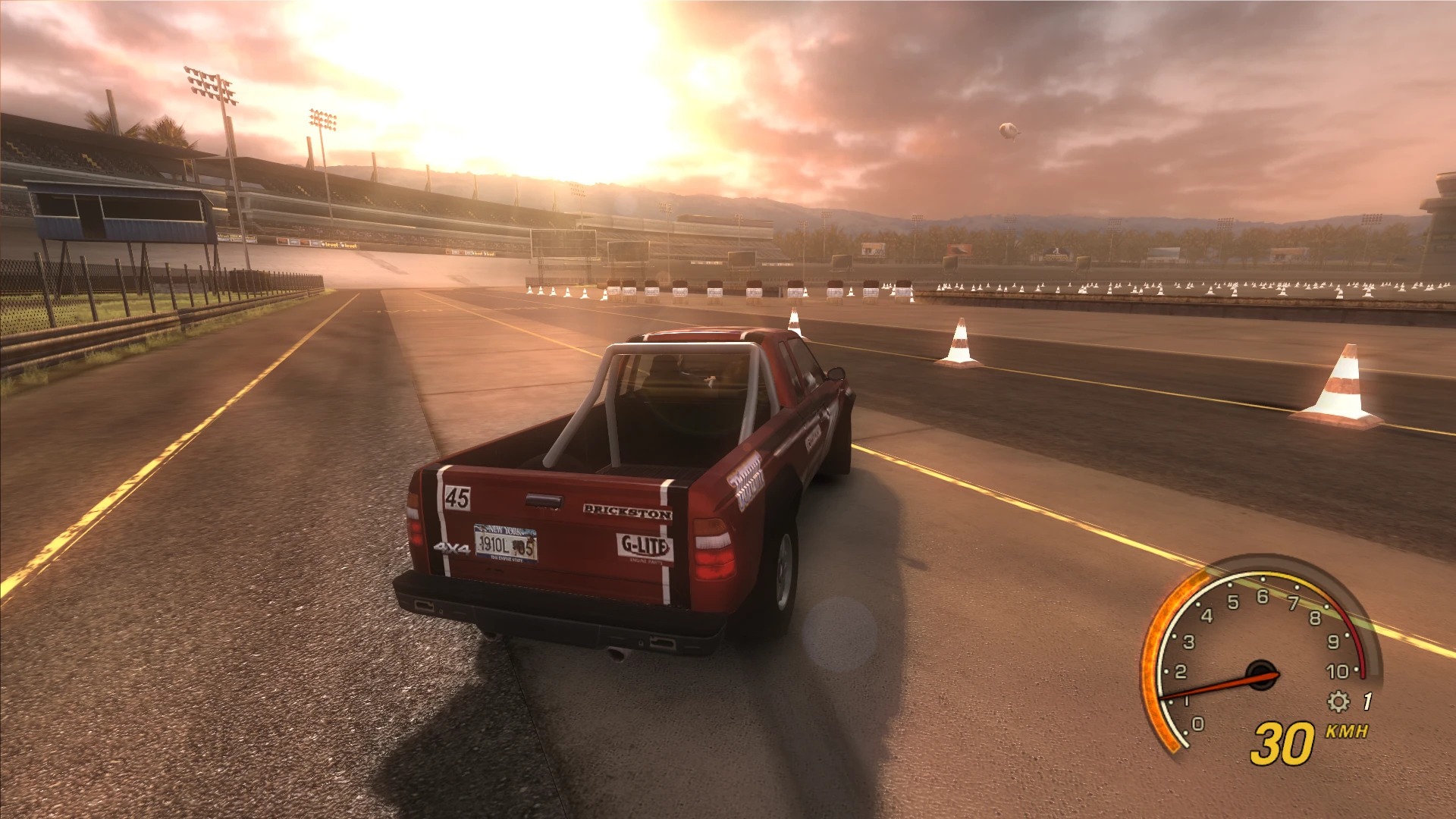 Roter Pickup auf einer Rennstrecke bei Sonnenuntergang im Mod FlatOut UC Chloe Collection
