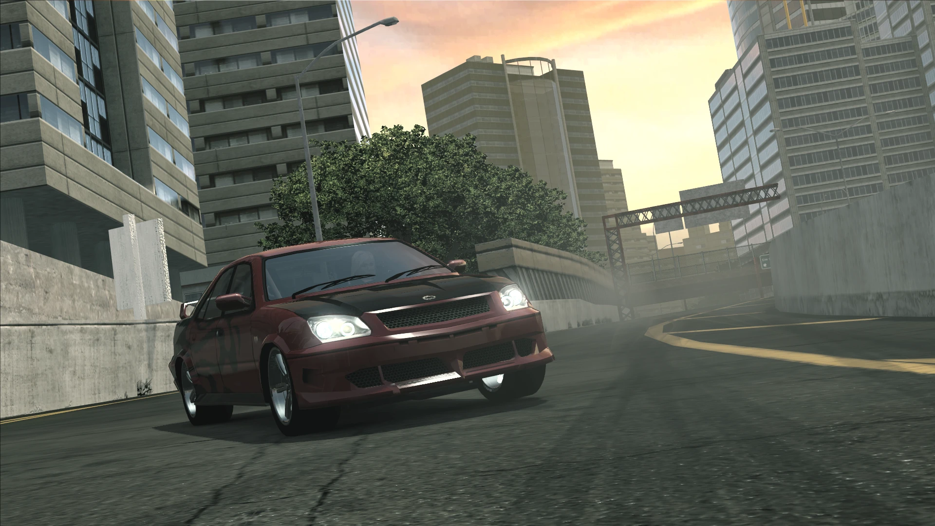 Rote Limousine driftet bei Sonnenuntergang durch eine scharfe Stadtkurve im Mod FlatOut UC Chloe Collection