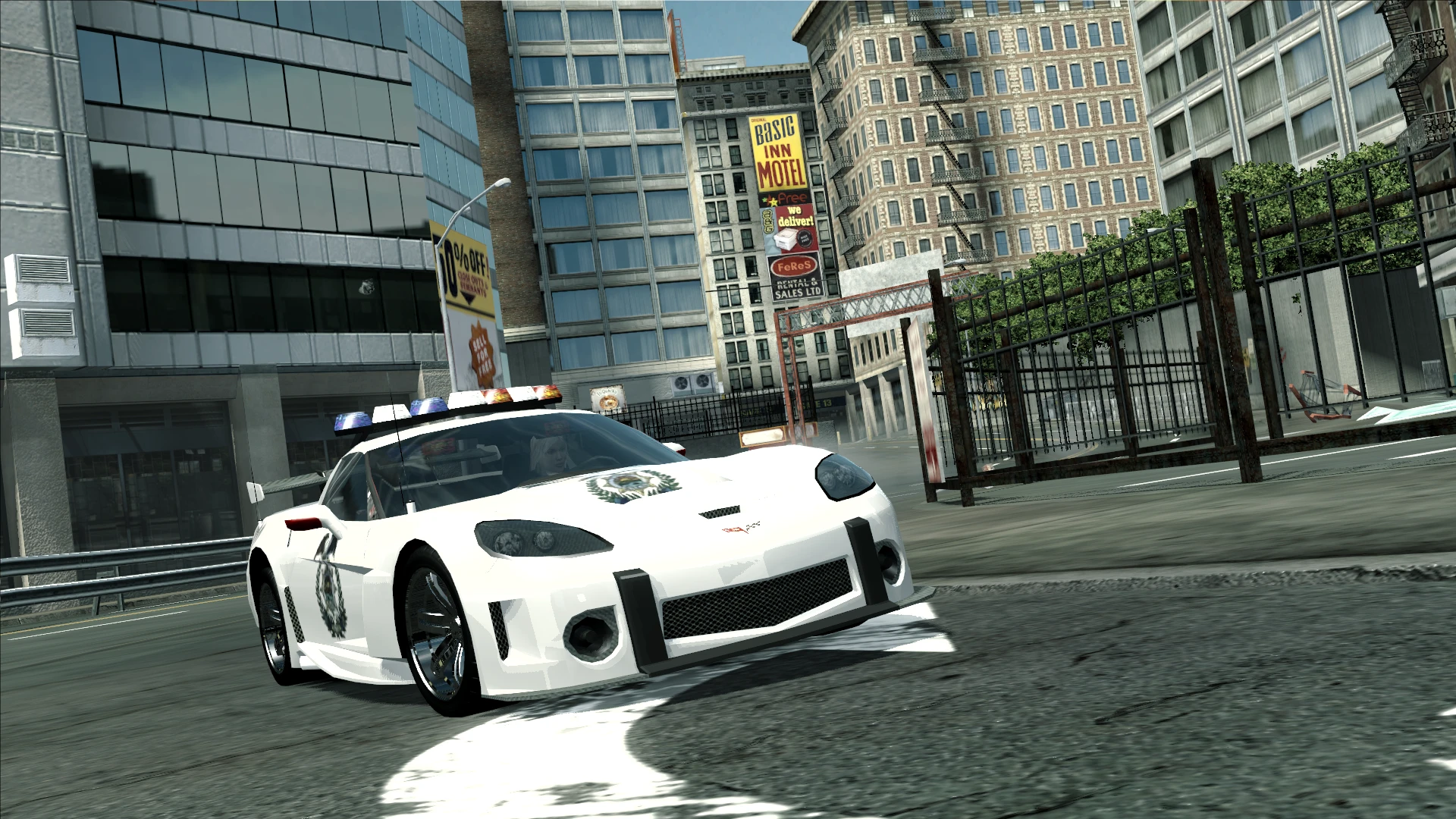 Weißer Polizeisportwagen fährt durch die Stadt im Mod FlatOut UC Chloe Collection
