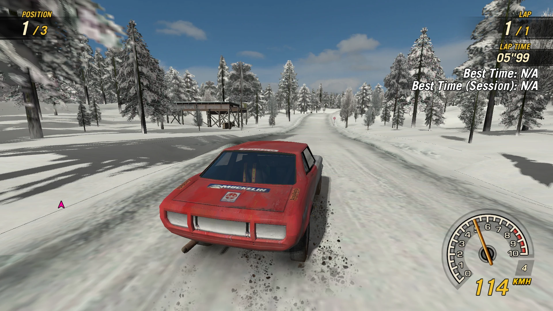 Rotes Rallyeauto fährt auf verschneiter Strecke im Mod FlatOut UC Chloe Collection