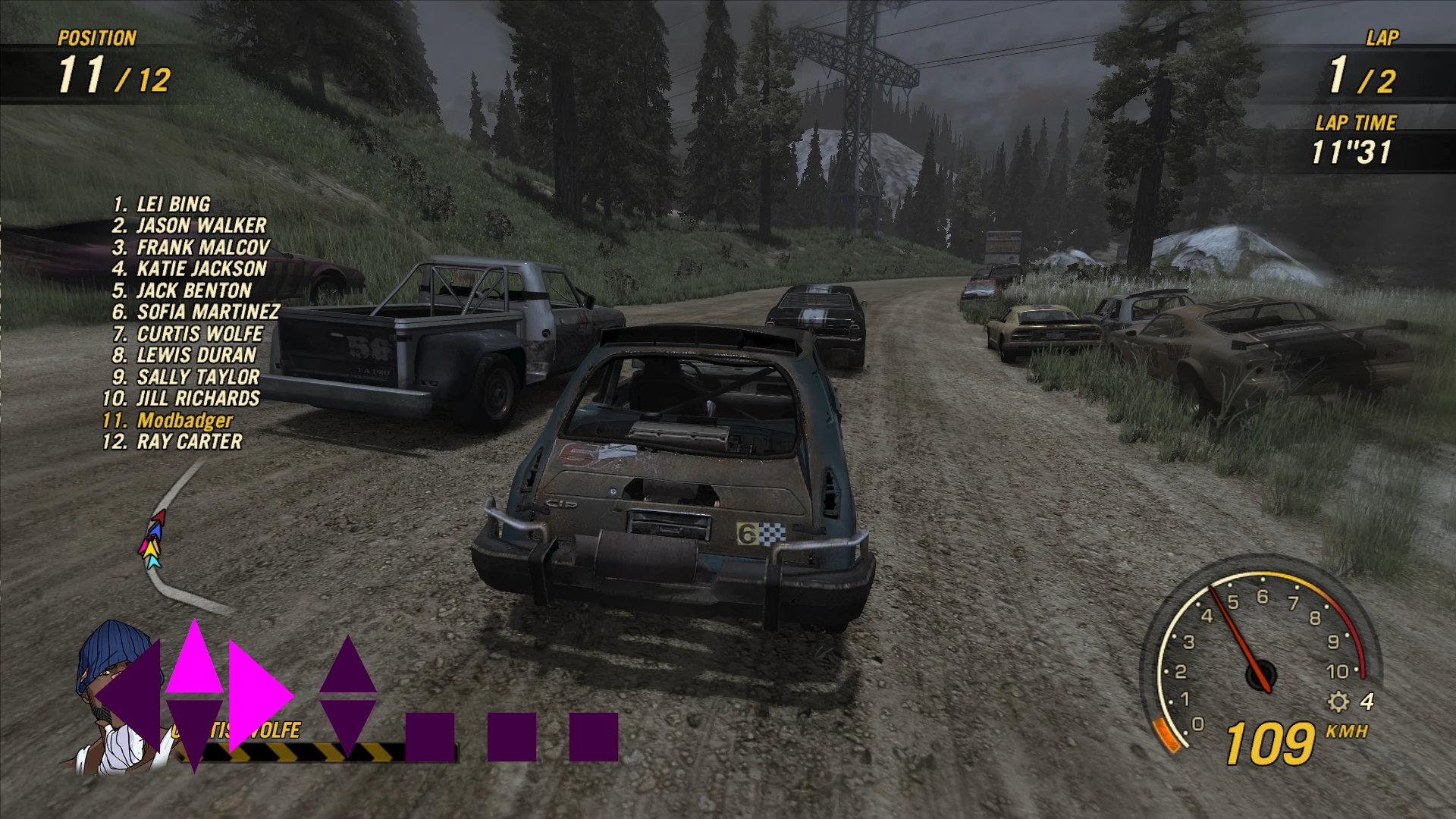 Gameplay de FlatOut Ultimate Carnage con autos todoterreno en pista de tierra con HUD de velocidad y posición