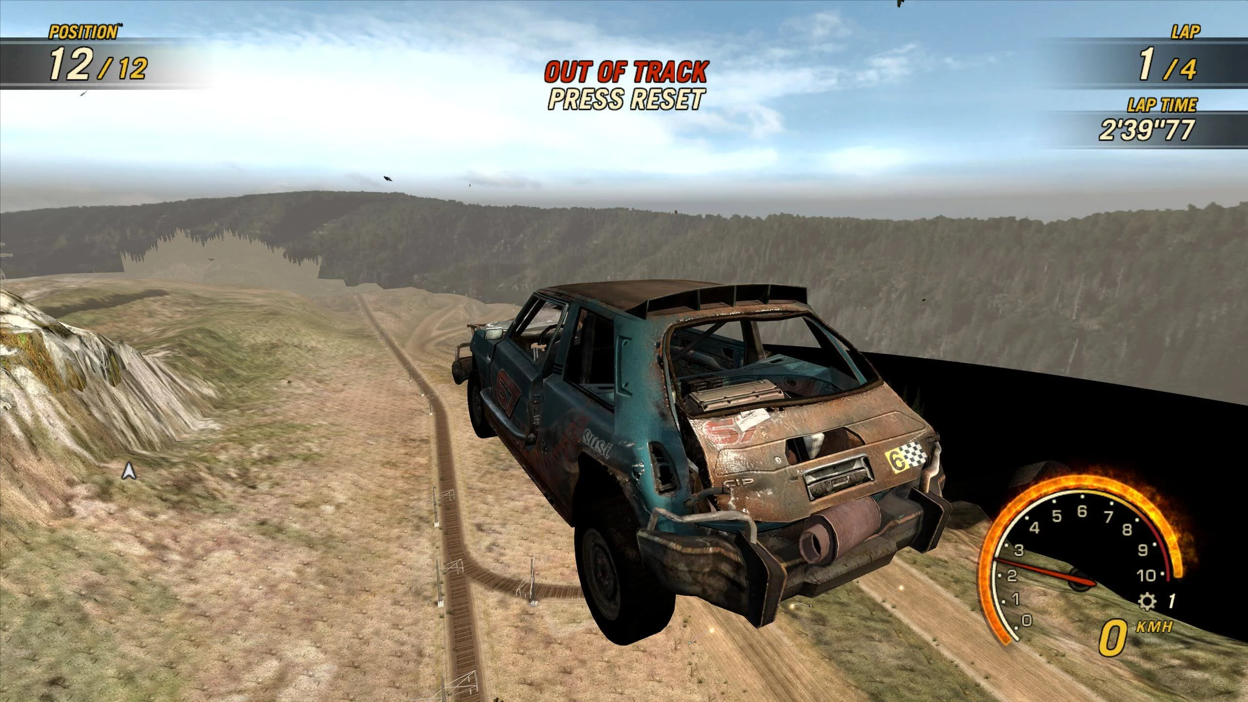 Rostiges beschädigtes Rennfahrzeug in der Luft außerhalb der Strecke in FlatOut Ultimate Carnage, Platz 12 von 12