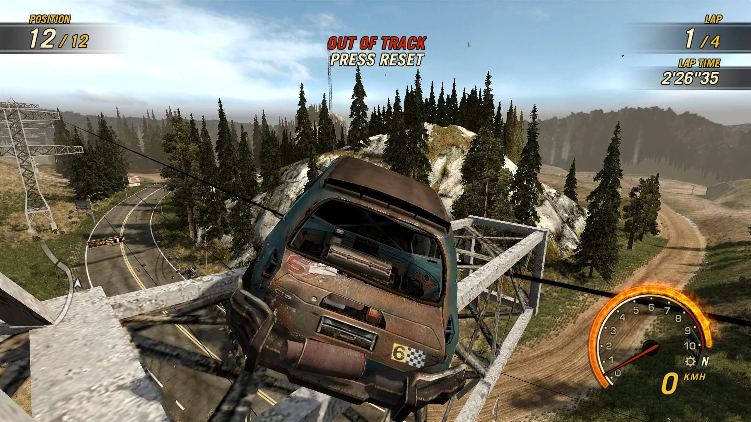 Rostiges Rennauto hängt außerhalb der Strecke an einer Metallstruktur im FlatOut Ultimate Carnage Mod