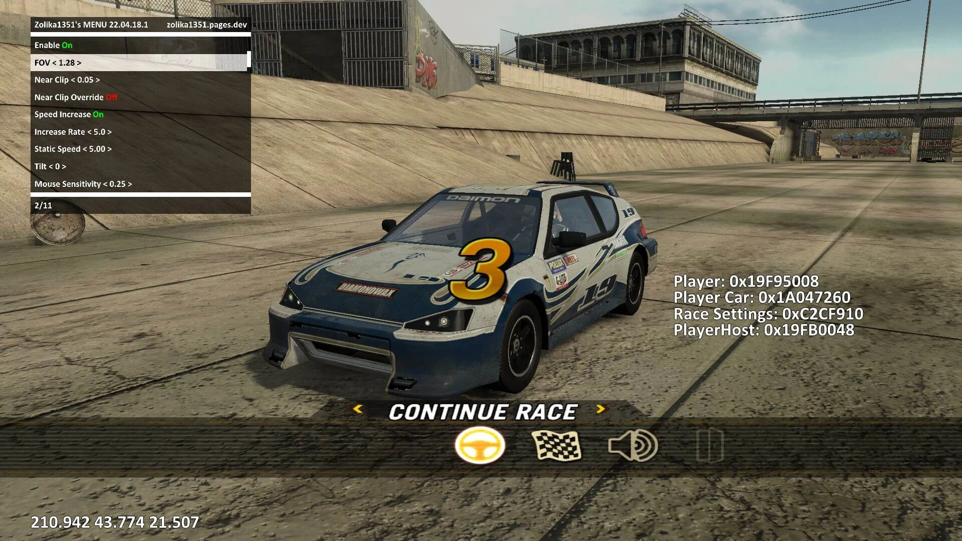 Screenshot eines Rallyeautos auf Beton mit In-Game-Menü vom ZMenu FlatOut UC Chaos Mod mit verschiedenen einstellbaren Optionen