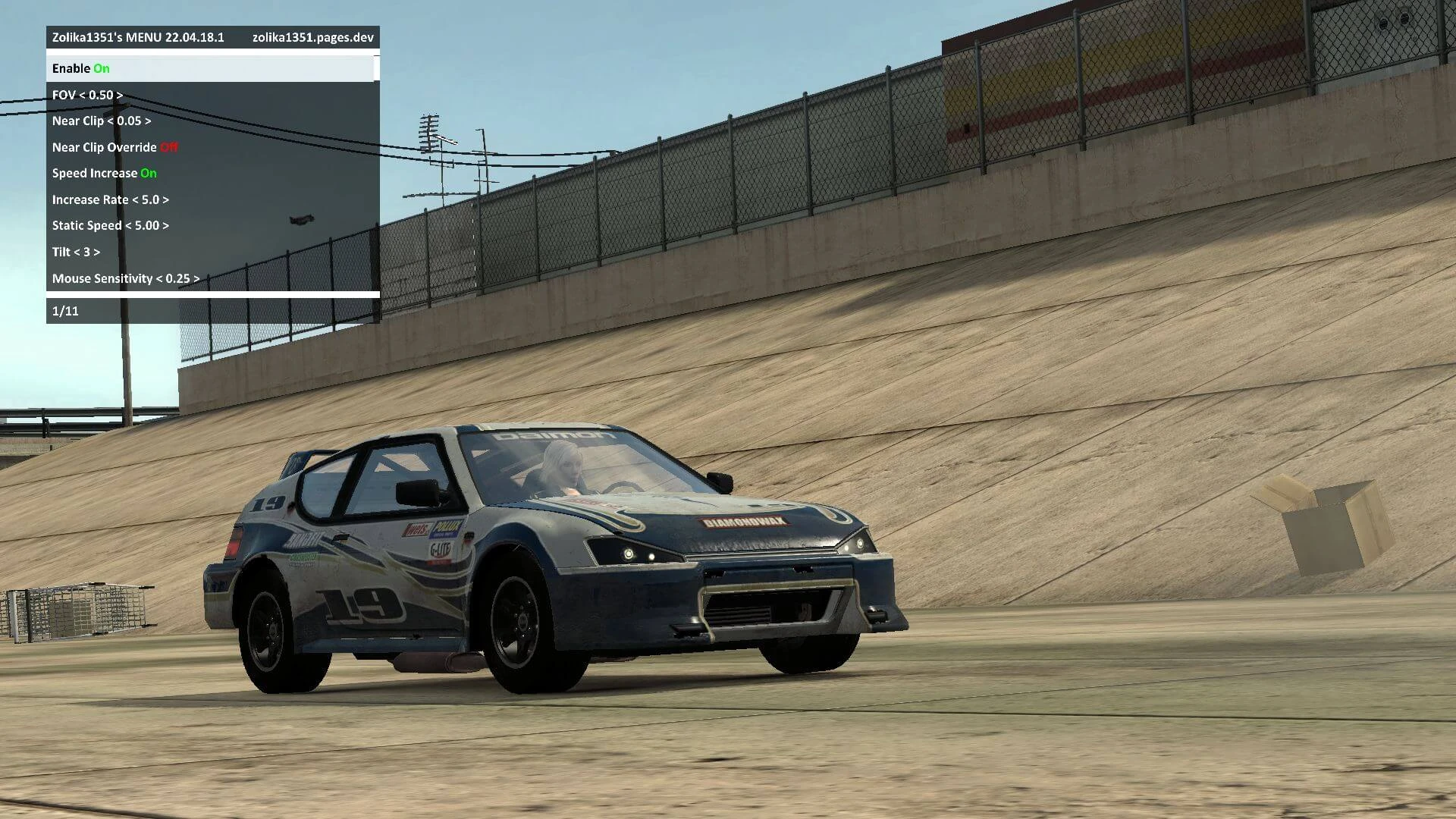 Rennwagen auf Betonschräge mit aktivierter ZMenu-Einstellungsanzeige im Spiel FlatOut Ultimate Carnage