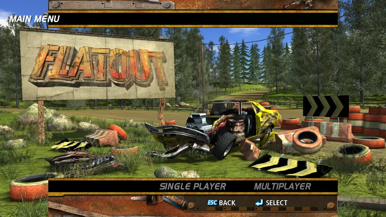 Ekran menu głównego FlatOut 2004 z mocno uszkodzonym żółtym samochodem na tle rustykalnego znaku i lasu