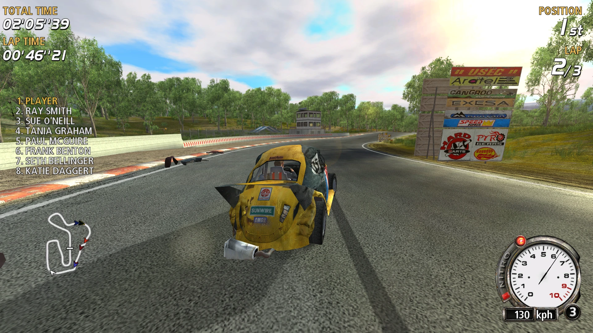 Ingame-Bild von FlatOut zeigt ein verbeultes gelbes Rennauto auf dem ersten Platz auf einer bewaldeten Rennstrecke mit Runden- und Geschwindigkeitsanzeige