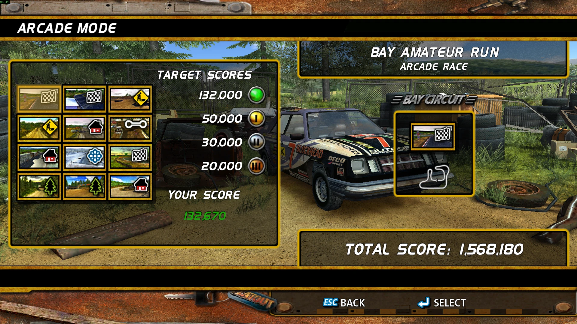 Arcade-Modus-Bildschirm zeigt Bay Amateur Run Rennstrecke mit Ziel- und Gesamtpunkten in FlatOut 2004